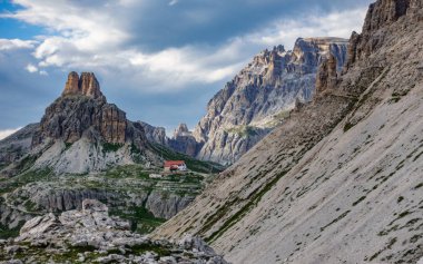 Alacakaranlıkta Tre Cime di Lavaredo sığınak ve dağ zirveleri