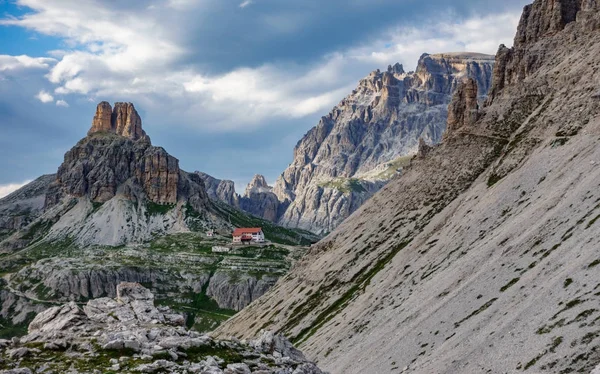 Tre Cime di Lavaredo refuge and mountain peaks at dusk — Stock Photo, Image