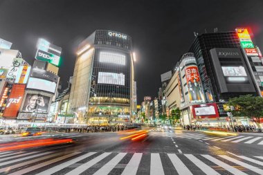 Shibuya kalabalık ve ışıklı işaretler
