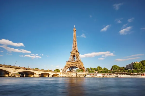 Paris'te Seine Nehri ve Eyfel Kulesi geniş açı — Stok fotoğraf