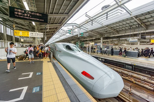 TOKIO, JAPÓN - 03 DE JUNIO DE 2015: Un tren bala Shinkansen en Tokio, Japón. El Shinkansen es la línea ferroviaria de alta velocidad más concurrida del mundo — Foto de Stock