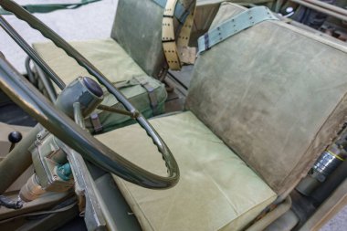 Koltuk ve direksiyon simidi ile askeri araç