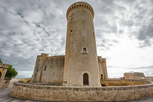 Castillo de Bellver en Mallorca con torre, gran angular vista inferior —  Fotos de Stock