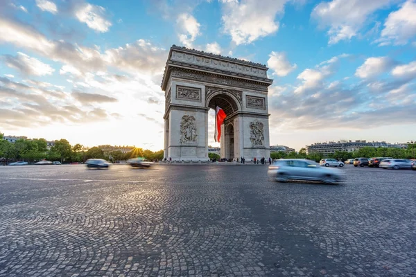 Széles Arc de Triomphe és a homályos forgalom naplementekor — Stock Fotó