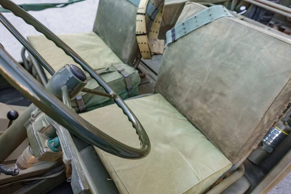 Військовий автомобіль з кріслом і кермом — стокове фото