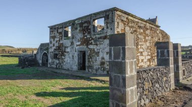 terk edilmiş taş ev