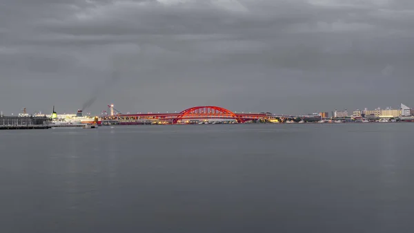 Rote Brücke, Meer und Stadt — Stockfoto