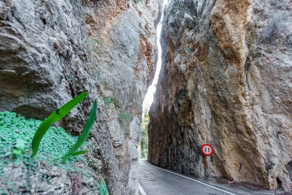 Asfaltowa droga między wysokie skały — Zdjęcie stockowe