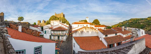 El castillo de Braganza y el centro enorme panorama — Foto de Stock