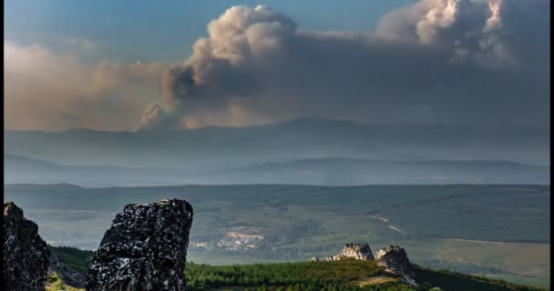 Brand achter bergketen, timelapse met vlakte — Stockvideo