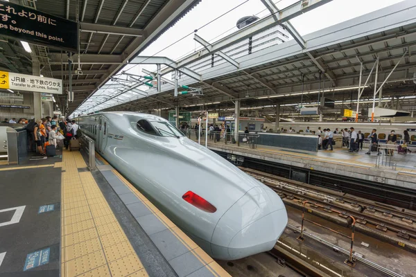 TOKIO, JAPÓN - 03 DE JUNIO DE 2015: Un tren bala Shinkansen se dirige a Tokio, Japón. El Shinkansen es la línea ferroviaria de alta velocidad más concurrida del mundo — Foto de Stock