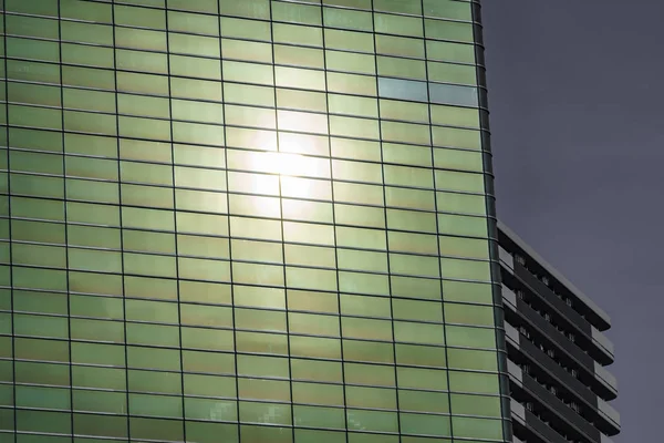 Güneş yansıma üzerinde ofis binası — Stok fotoğraf