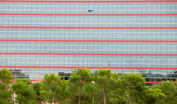 Fachada de vidro com janela aberta — Fotografia de Stock