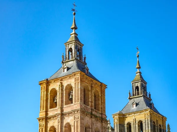 Kerk torens en blauwe hemel — Stockfoto