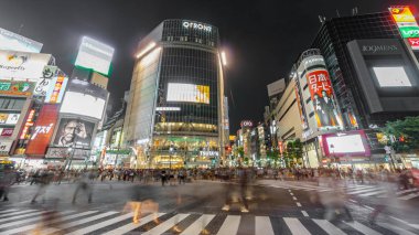 Shibuya kalabalık ve ışıklı işaretler