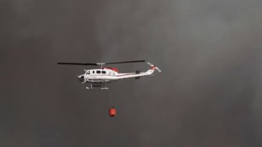 Su deposu büyük yangın dumana karşı olan helikopter