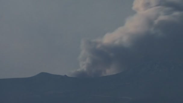 산 범위, 긴 총 timelapse 뒤에 불 — 비디오