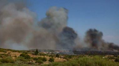 Village, zaman atlamalı yakınındaki büyük dumanlı ateş