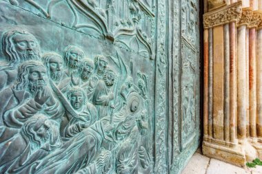 Kapı, kilise girişinde dekore edilmiş
