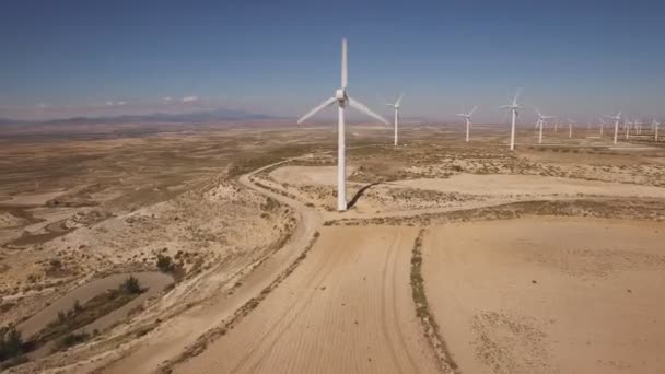 Dolly Zoom über laufenden Windkraftpark — Stockvideo