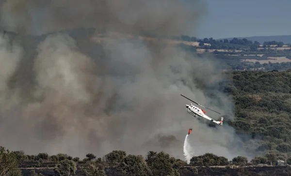Ogień pustyni z helikoptera, rzucanie wody — Zdjęcie stockowe