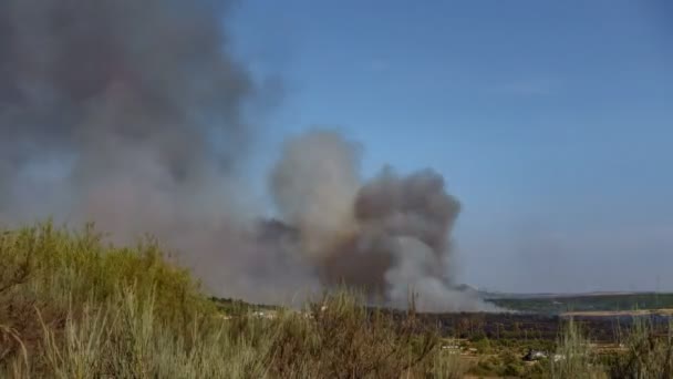 Fuego con humo enorme cerca de pequeña aldea, lapso de tiempo — Vídeos de Stock