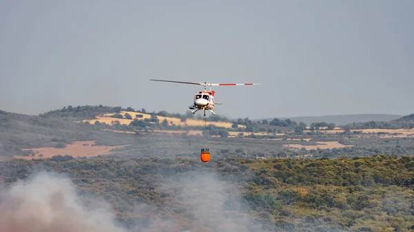 Fire helicopter with water tank — Stock Photo, Image