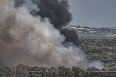 Bu vahşi yerde yangın, duman büyük sütun