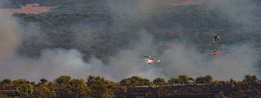 Sıcak yaz yangın panorama 2 helikopter çalışma ile