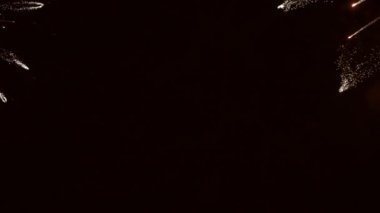 Süper ağır çekim girerken siyah gökyüzü havai fişek rotaları