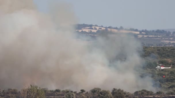 Helitack contra el humo de fuego enorme — Vídeo de stock