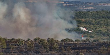 Vahşi doğada su atma helikopter ile ateş