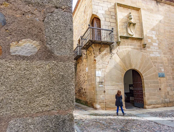 Blurred tourist in the medieval streets of Cuenca — Stock Photo, Image