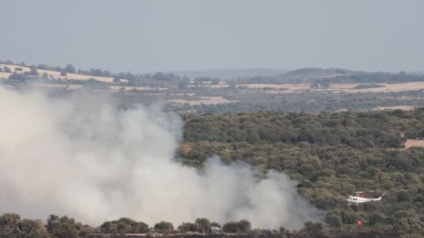 Hélicoptère entrant en feu avec une énorme fumée 