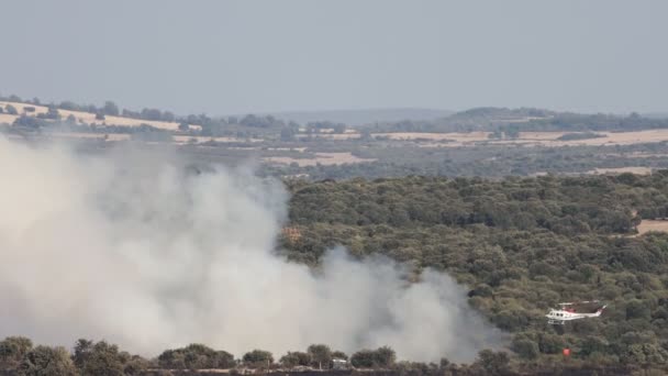 Helicóptero entrando en el fuego con humo enorme — Vídeo de stock