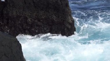 Volkanik kayalar yakınındaki eddy, süper ağır çekim