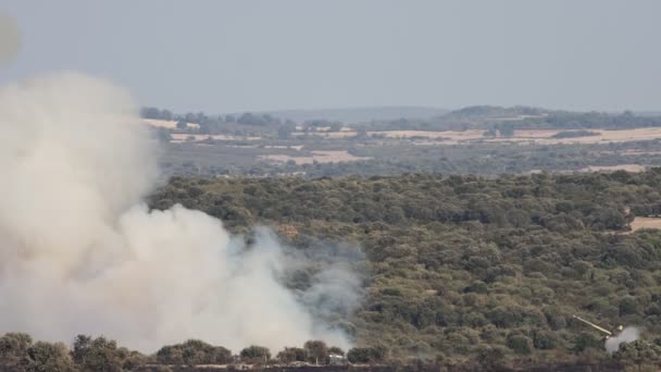 Hidroavión vertiendo agua sobre fuego salvaje — Vídeo de stock