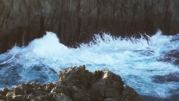 Sopečný skalní stěnou a lámajících se vln — Stock video
