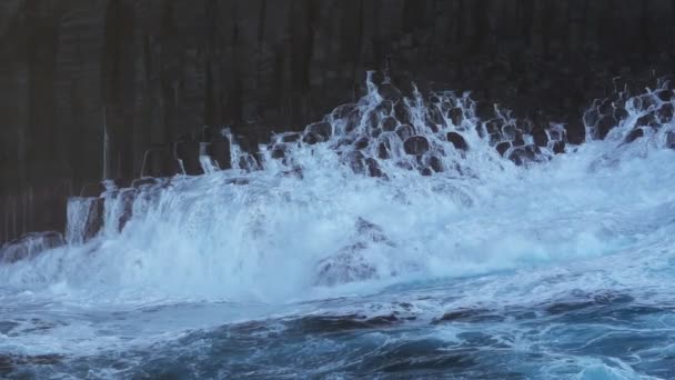 Vulkanische kustlijn klif en golven breken in super slow motion — Stockvideo