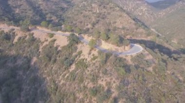 Dağ yolu ile sen-şekil eğrisi üzerinde uçan, düz renk