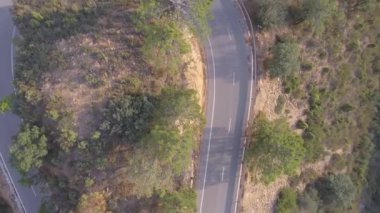 U şeklinde bükülmüş road, zenithal görünüm, düz renk