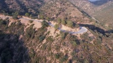 Dağ yolu ile sen-şekil eğrisi üzerinde uçan