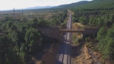 Köprü geçiş parça üzerinde sürme dağ bisikletçi