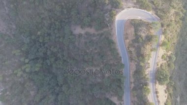 U şeklinde bükülmüş road ve motosiklet, zenithal görünüm, düz renk