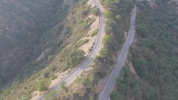 Voando sobre estrada de montanha com curva em forma de u, cor plana — Vídeo de Stock