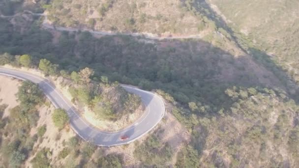 U-förmige Kurve und Geländewagen-Luftaufnahme in der Abenddämmerung — Stockvideo