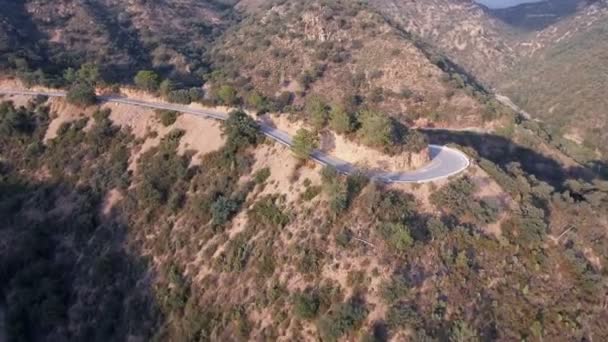 플 라 잉-모양 곡선으로 산악도로 — 비디오