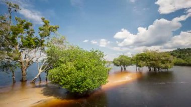 Rio Negro, Brezilya zaman atlamalı ortasında Beach