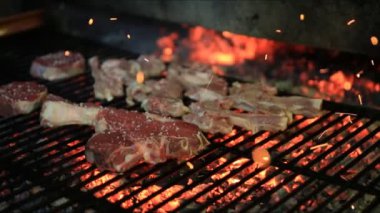 Izgarada kuzu pirzolası