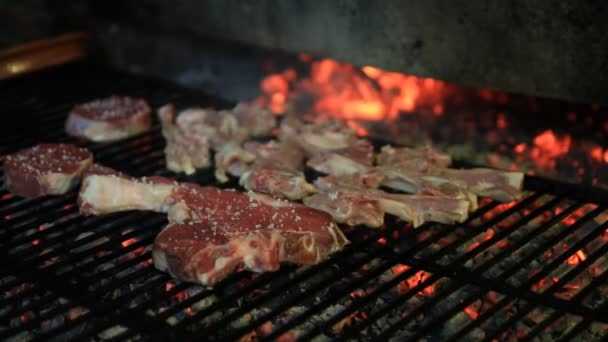 Lamb chops on grill — Stock Video